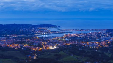 Irun ve Hondarribia 'da gün batımı. Txingudi Körfezi 'nde gün batımı, Bask Ülkesi.