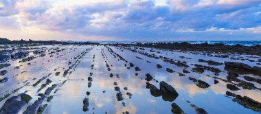 Zumaia 'nın sineklerinde dalgalar. Euskadi açıklarında, Cantabrian Denizi 'ndeki Flysch..