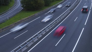 Euskadi 'de otoyol. GI20 karayolunda giden arabalar Renteria, Euskadi 'den geçiyor..