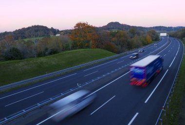 Kamyon trafiği. AP-1 karayolunda kamyon trafiği, Euskadi.