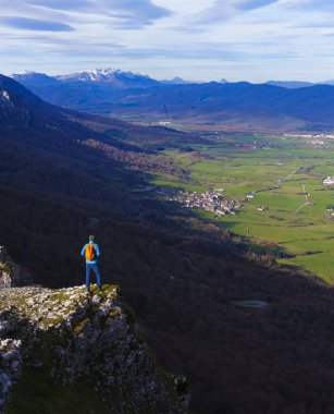 Andia sıradağlarında bir yürüyüşçü. Urbasa Doğal Parkı Yürüyüşçüsü - Andia ve Lizarraga arka planda, Navarra.