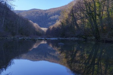 Irati nehrinde kış. Aribe yakınlarındaki Irati Nehri, Navarra