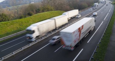 Bask Bölgesi 'nde bir otoyolda kamyon trafiği.