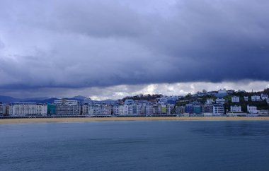 Donostia-San Sebastian, Bask Ülkesi 'ndeki La Concha körfezi üzerindeki fırtına bulutları..