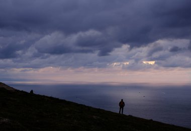 Denizin önündeki adam, Euskadi sahilindeki meteoroloji.