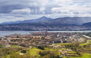 Hondarribia, güzel Txingudi koyuyla turizm ve seyahatin tadını çıkarmak için ideal bir yer, Euskadi.