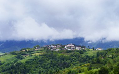 Bask ülkesinin kalbinde, Orendain 'in sessiz köyü ormanlar ve yamaçları okşayan alçak bulutlar arasında saklıdır, Euskadi.