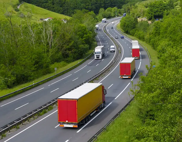 Kargo şirketi, hızlı ve verimli teslimat sağlayan kamyonları kullanarak otoyolda seyahat etmekten yararlandı..