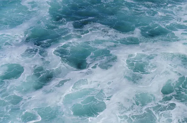 Köpüklü okyanus suyu arka planı. Okyanus suyu sıçrıyor. Bask Ülkesi 'nde yaz