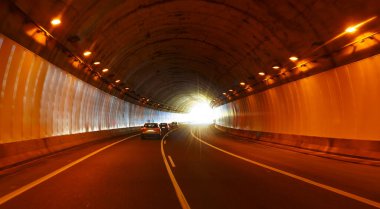 Tünelin sonundaki ışık parlaklaştıkça, otoyoldaki arabalar ve diğer araçlar dağılmaya başladı, A15, Euskadi