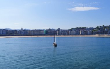 Donostia San Sebastian- Euskadi, İspanya, Mayıs-26-2025: Deniz kenti güzel plajları ve suda süzülen yelkenlileriyle turizmi cezbediyor, Donostia-San Sebastian, Euskadi 