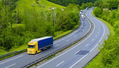 Karayolundaki kamyon mal taşımacılığı için hızlı bir sevkiyat yapıyor, Irun, Euskadi