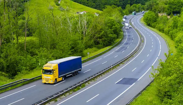 Karayolundaki kamyon mal taşımacılığı için hızlı bir sevkiyat yapıyor, Irun, Euskadi