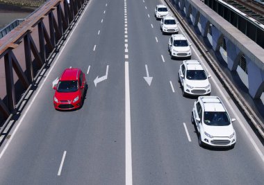 Yanal düşünme ya da yıkıcı düşünme kavramı. Beyaz arabaların hepsi aynı yöne gidiyor ama kırmızı araba diğer olasılıkları araştırıyor..