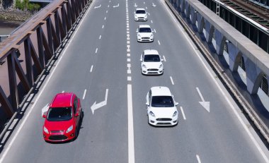 Yanal düşünme ya da yıkıcı düşünme kavramı. Beyaz arabaların hepsi aynı yöne gidiyor ama kırmızı araba diğer olasılıkları araştırıyor..