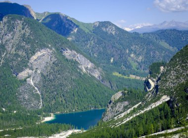 Dolomitlerin Brayler tarafı, İtalya, nefes kesici manzaralar, kristal berrak göller ve görkemli dağlar sunuyor, doğanın tadını çıkarmak için mükemmel..