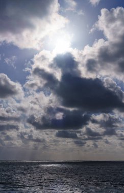 Güneş bulutlardan, denizlerden, İspanyol kıyılarından bakıyor.