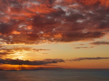 Bask ülkesinde bulutlar ve gün batımı