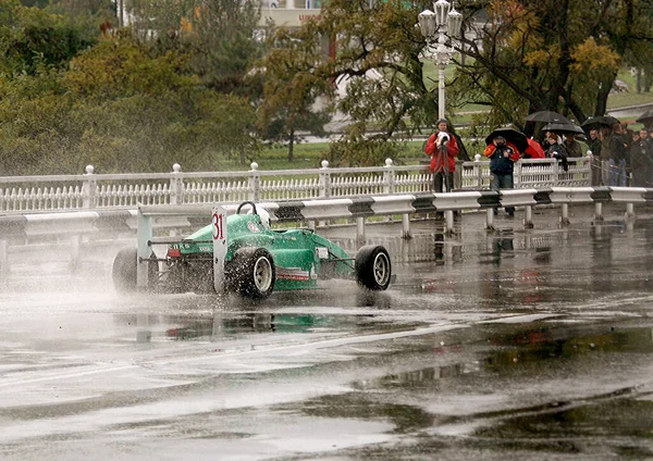 Formuła Samochodu Drodze Mieście Deszczową Pogodę — Zdjęcie stockowe