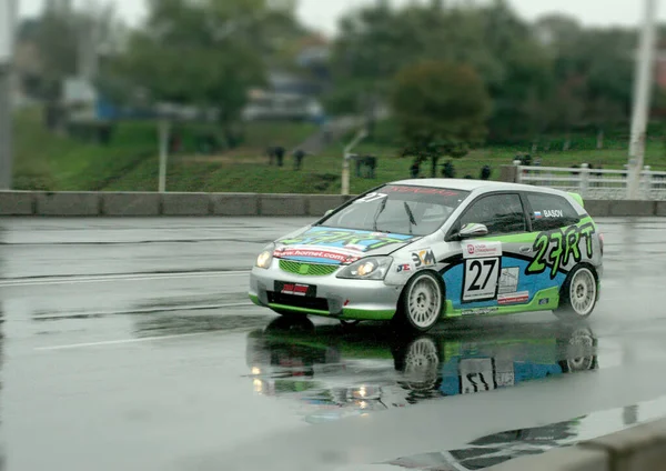 Yağmur yağarken şehirde toplanıyoruz.