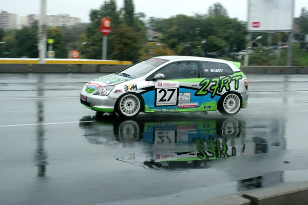 Yağmur yağarken şehirde toplanıyoruz.