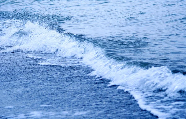 Denizdeki dalgalar, yüzey mavi, beyaz, siyah ve turkuaz, deniz mavisi deniz köpüğünde dalgalanan mavi bir deniz köpüğüdür.