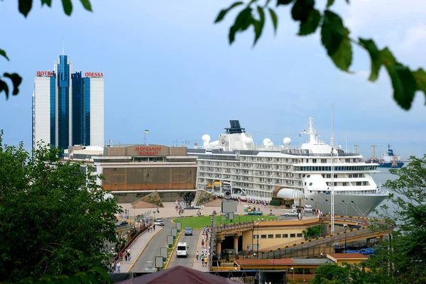 Odessa limanında büyük bir okyanus gemisi.