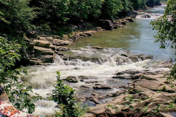 Karpatlar 'daki Cheremosh nehrinde güzel bir şelale.