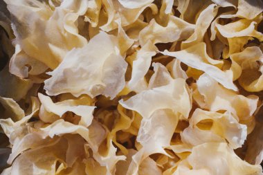 Güneş makrografisinde ev yapımı patates cipsi kurutuluyor.