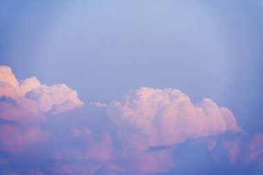 Bulutlu ve güneşli güzel gökyüzü