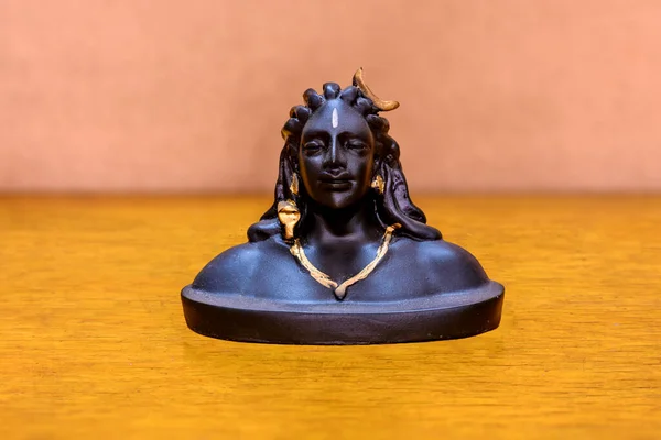 Versão Miniatura Ídolo Adiyogi Shiva Sentado Fundo Madeira Parede Laranja — Fotografia de Stock