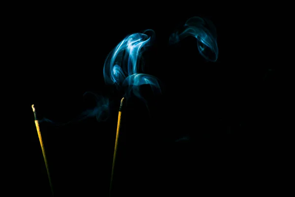 Fumaça Incenso Cria Uma Variedade Formas Padrão Fundo Preto Foco — Fotografia de Stock