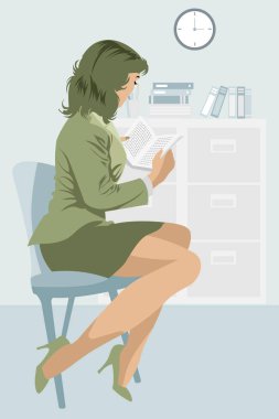Kırık el çizimleri sırasında ofisinde kitap okuyan genç bir kadının resmi.