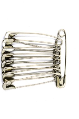 Beyaz arka planda düzenli çengelli iğneler dikiliyor