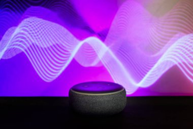 Bankura, Batı Bengal, Hindistan - 24 Eylül 2022: Amazon Yankı Noktası üçüncü nesil Binalı Alexa Smart Wi-Fi Hoparlörü Siyah renkli duman arka plan fotoğrafçılığıyla.