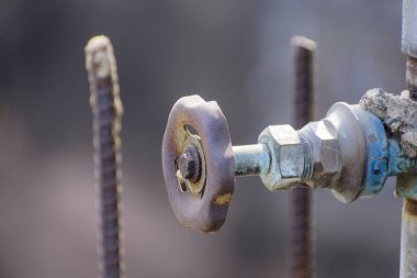 Endüstriyel hassasiyet dünyasını bir su boru hattı vanasına yakın çekim ile araştırın. Mühendislik kavramları ve altyapı temaları için ayrıntılı olarak zengin atış