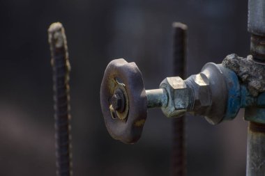 Endüstriyel hassasiyet dünyasını bir su boru hattı vanasına yakın çekim ile araştırın. Mühendislik kavramları ve altyapı temaları için ayrıntılı olarak zengin atış