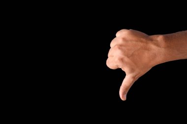 Baş parmak hareketi yapan bir el, koyu siyah bir fona yakın plan çekilmiş..