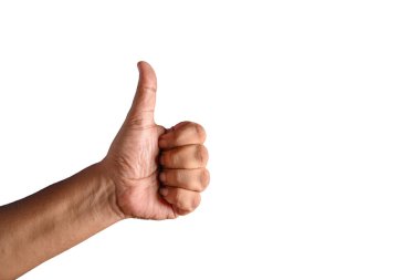 Pozitifliği ve onayı vurgulayan kendinden emin bir el hareketi. Beyaz bir arkaplan ile yakalanan bu resim başarı, anlaşma ve teşvikin altını çiziyor.