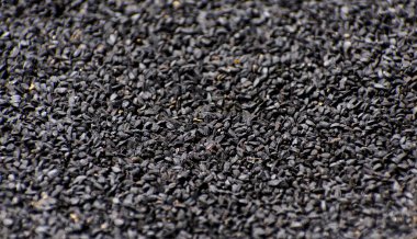 Çok detaylı bir yakın plan fotoğraf, küçük siyah kimyonları gösteriyor. Karmaşık bir doku yüzeyi oluşturuyor. Endüstriyel ve doğal temaları vurguluyor, detaylar ve kompozisyonda benzersiz bir görsel çekiciliği var..