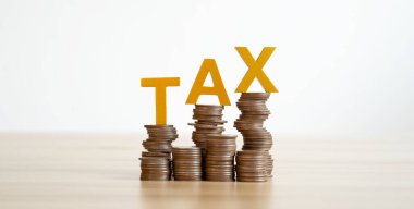 Kelime vergisi ve yığınla bozuk para, dağınık paralar var. Vergi Konsepti.