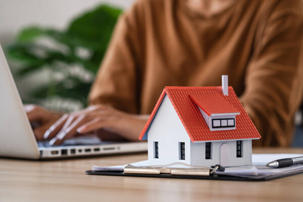 Агент по недвижимости предлагает дом. Деловые люди подписывают контракт с агентом по недвижимости Concept по страхованию дома консультанта. Инвестиции в недвижимость