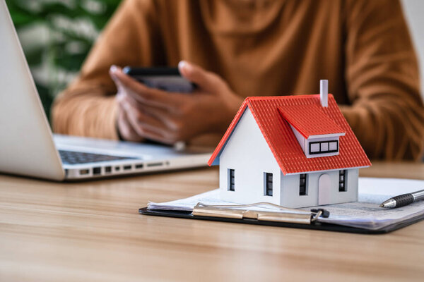 Агент по недвижимости предлагает дом. Деловые люди подписывают контракт с агентом по недвижимости Concept по страхованию дома консультанта. Инвестиции в недвижимость