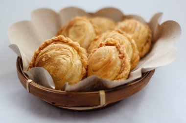 Bir sepet kızarmış ekmek.