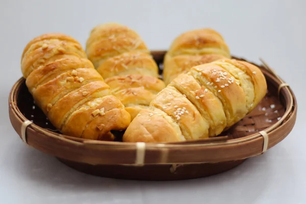 Een Dienblad Met Croissants Met Sesamzaad Erop — Stockfoto