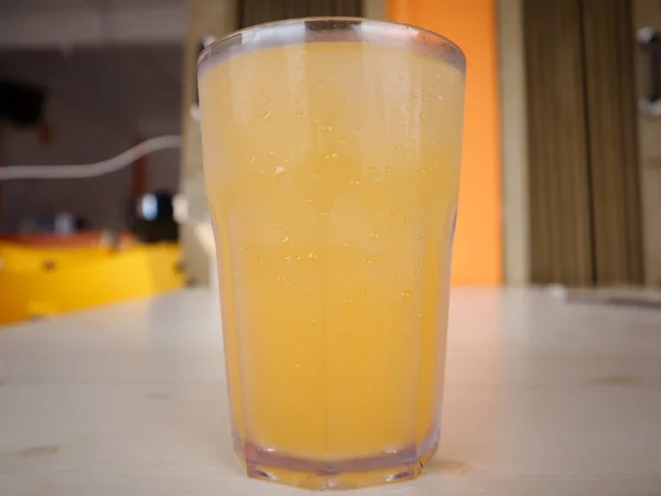 Orangensaft Glas Mit Eis Auf Dem Tisch Archivbild — Stockfoto
