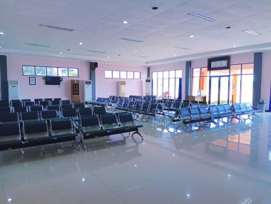 Atambua, Doğu Nusa Tenggara - 22 Mart 2023: Havaalanı yolcuları için bekleme odasının içi