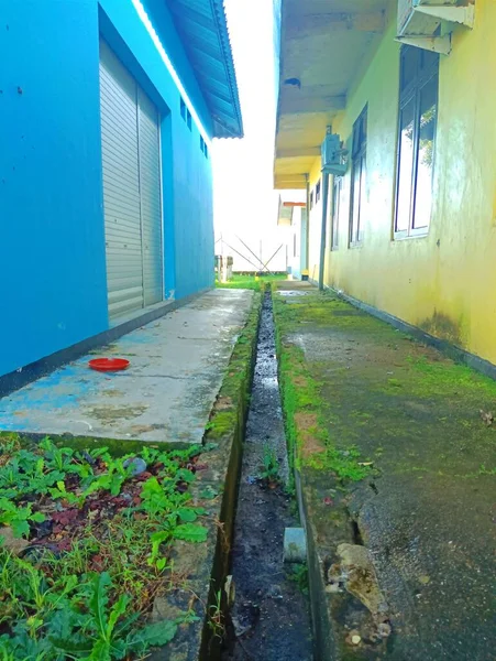 东努沙登加拉阿坦布阿 2023年3月22日 两栋大楼蓝色和黄色相间的通道 — 图库照片