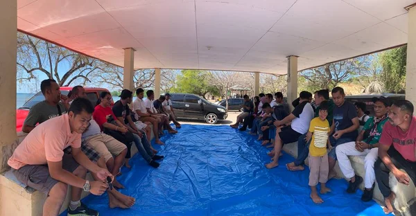Atambua East Nusa Tenggara 2022 Group Tourists Sitting Together Pavilion — 스톡 사진
