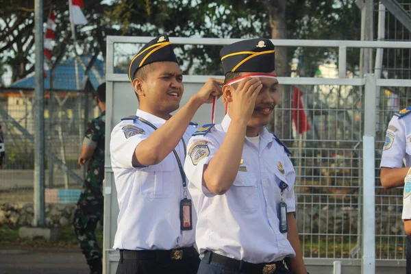 东努沙登加拉阿坦布阿 2022年8月17日 一名男子在他的男性朋友头上修理国旗装饰品 — 图库照片